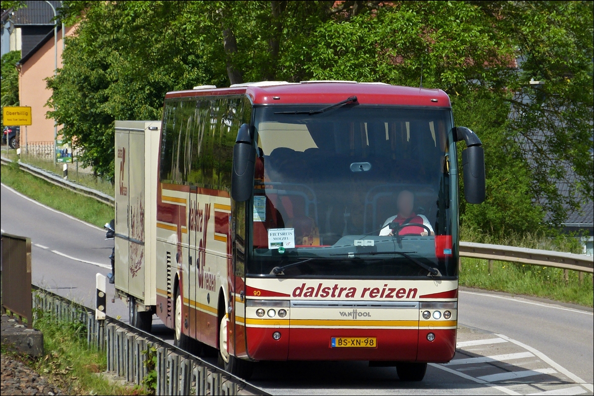 . Niederländischer Reisebus VanHool T 915 mit Fahrradanhänger, ist Unterwegs zum nächsten Etappenort wo er seine Fahrradgruppe wieder an Bord nehmen wird. Gesehen nahe Oberbillig am 25.05.2014. 