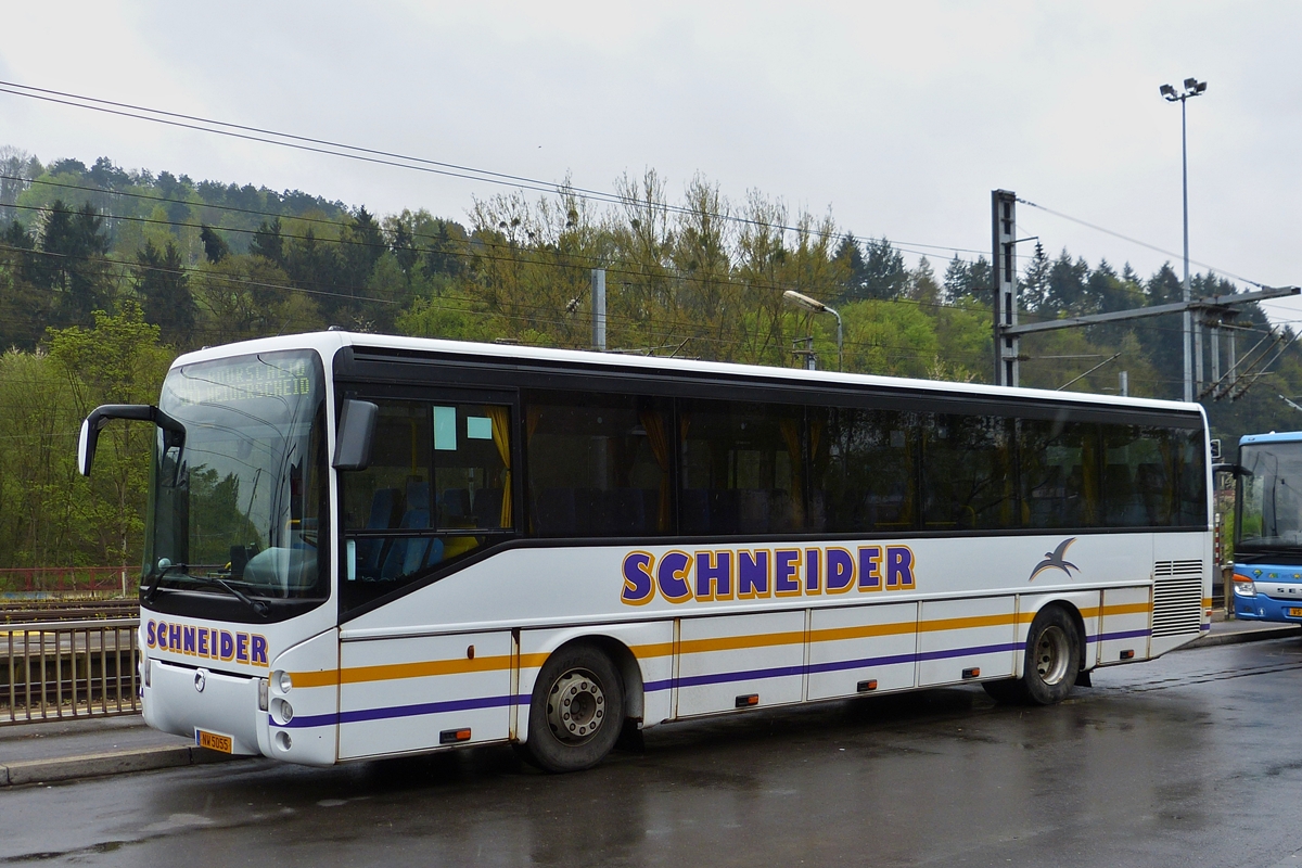 . NW 5055, Irisbus ares von Voyages Schneider aus kehmen wartet am Bahnhof in Ettelbrück auf seinen nächsten Einsatz.  25.04.2015