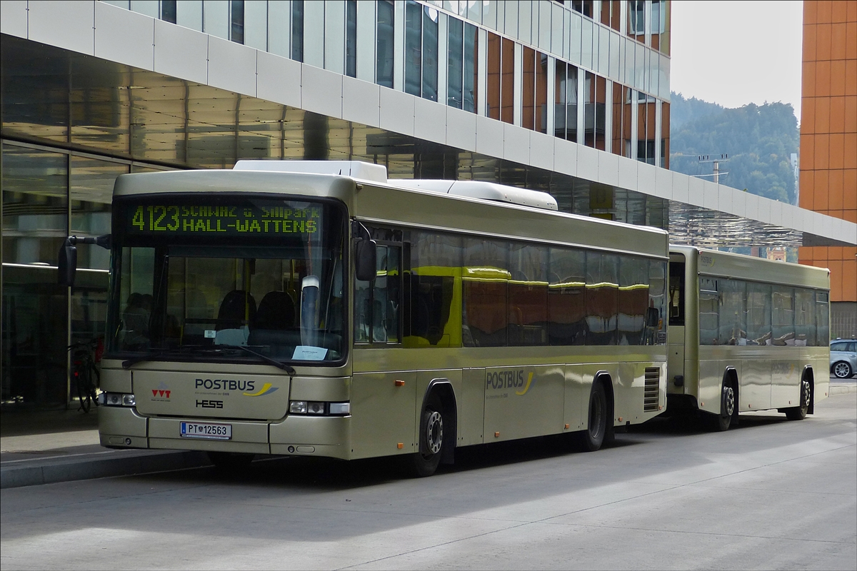 . PT 12563 HESS Postbus mit Hnger aufgenommen am Bahnhof in Innsbruck am 06.10.2015.