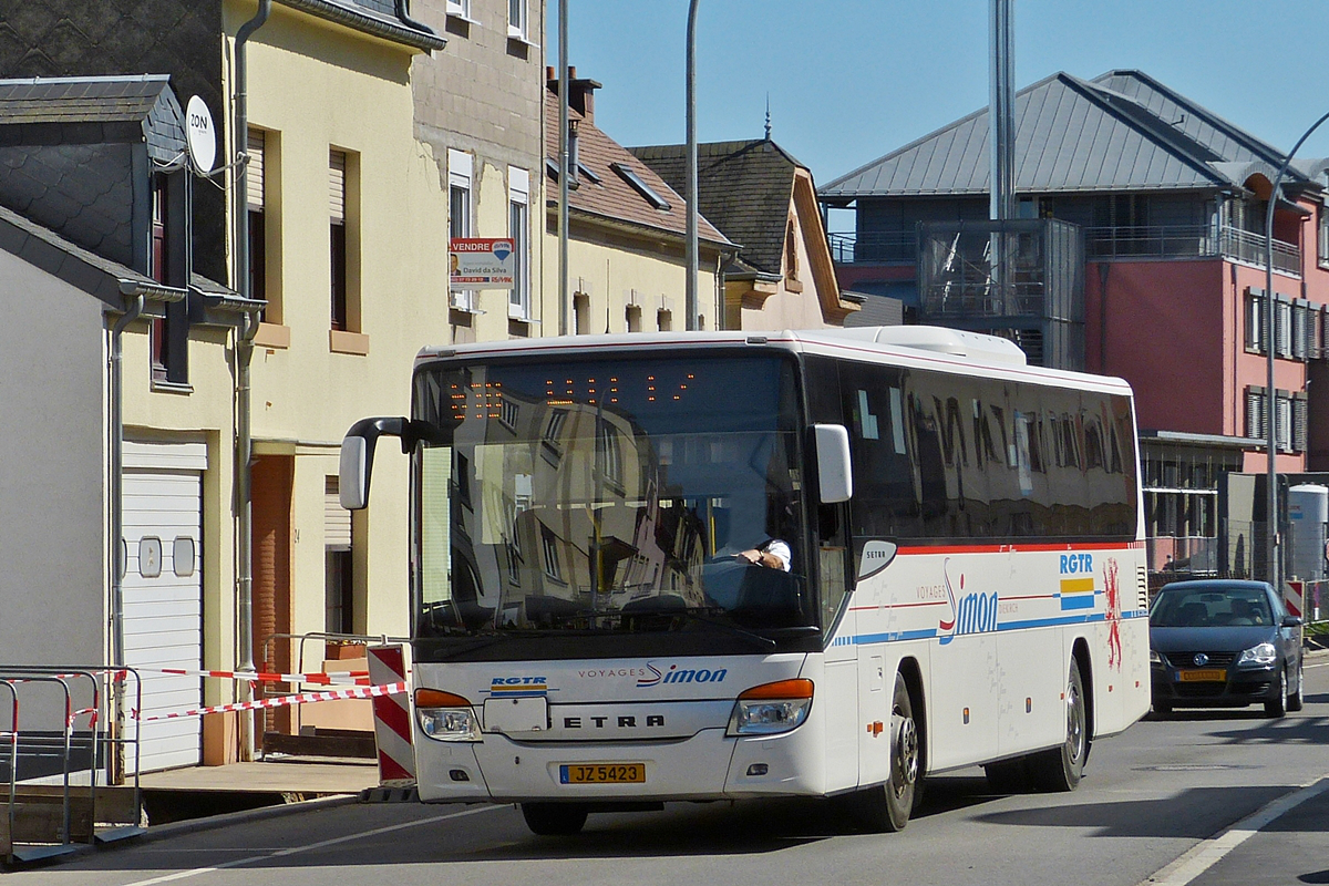 . Setra S 415 UL, von Voyages Simon aus Diekirch unterwegs in den Straen von Wiltz.  22.04.2015