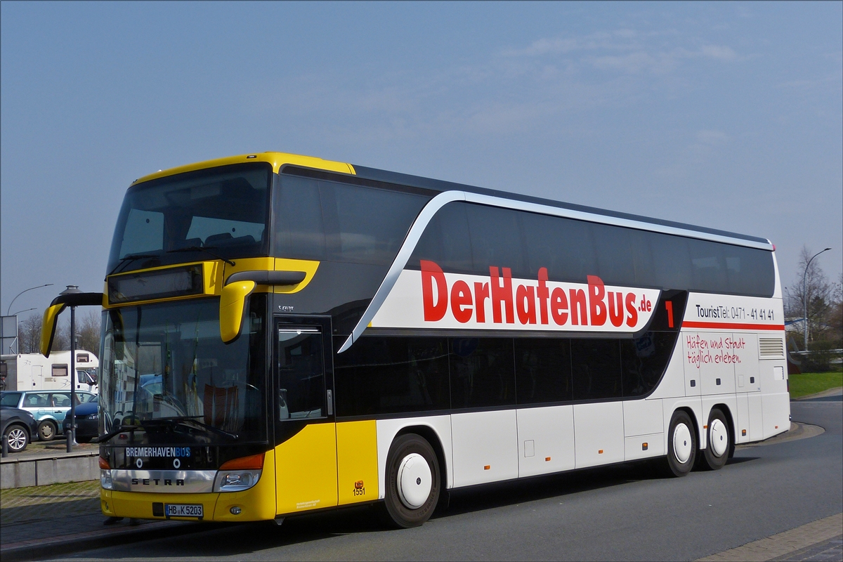 . Setra S 431 DT, der HafenBus an der Haltestelle Fischereihafen Schaufenster, mit diesem Bus werden in Bremerhaven Hafenrundfahrten durchgeführt, diese Tour dauert ungefähr 2 Stunden und ist sehr interessant.  April 2018 (Hans)