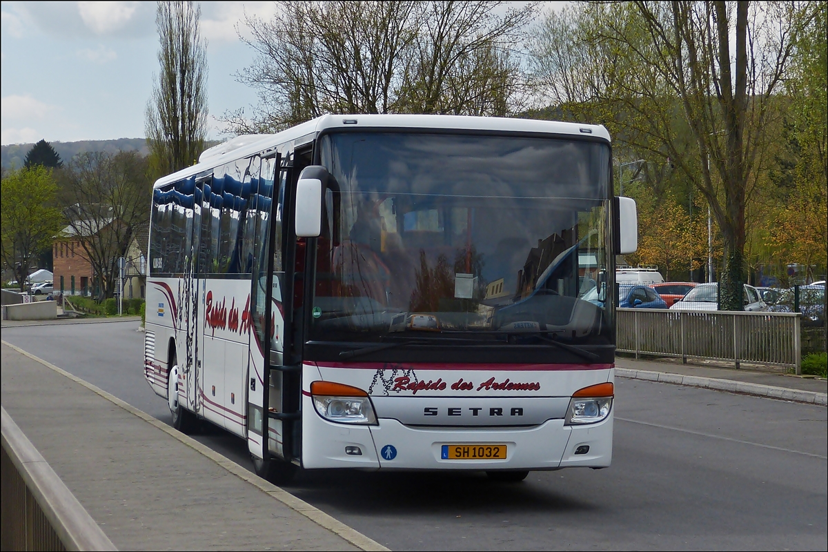 . SH 1032, Setra S 415 UL der Firma Rapide des Ardennes allein auf weiter Flur nahe dem Bahnhof in Ettelbrück.  09.04.2014
