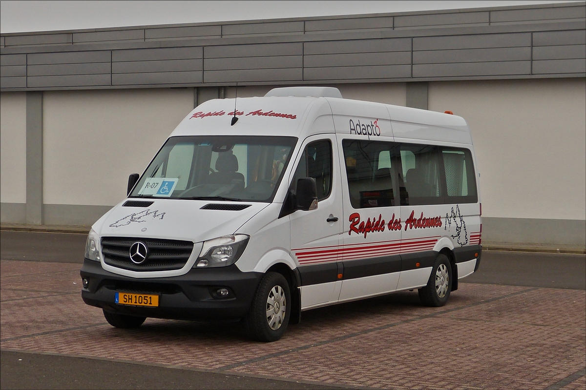 . SH 1051, Mercedes Benz Sprinter vom Busunternehmen Rapide des Ardennes gesehen bei einem Einkaufzentrum im Pommerloch.  Februar 2018