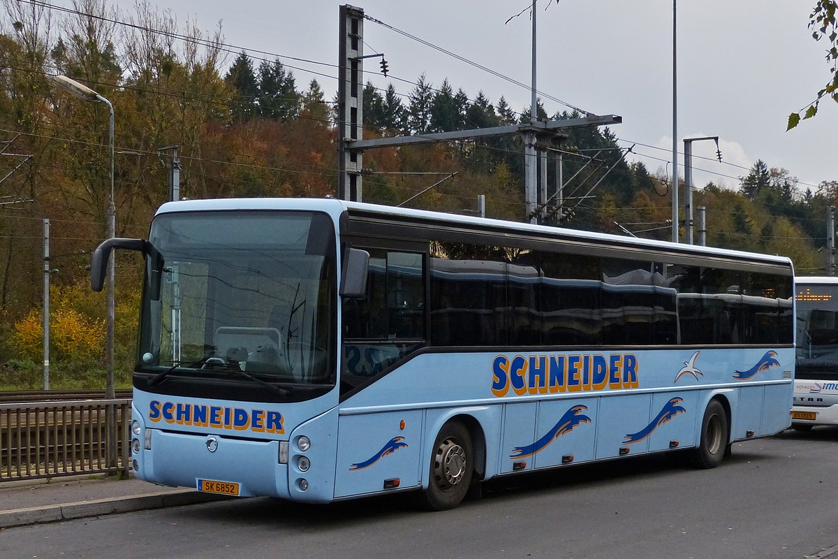 . SK 6852, Irisbus Ares vom Busunternehmen Schneider, wartet am 05.11.2014 am Bahnhof von Etelbrck auf seinen nchsten Einsatz 