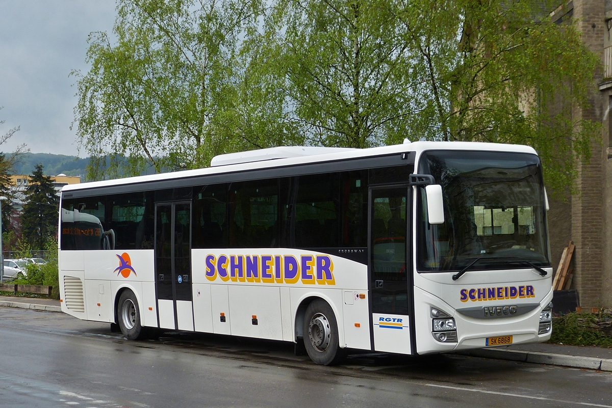 . SK 6868, Iveco Crossway, vom Voyages Schneider aus Kehmen macht eine kurze Pause nahe dem Bahnhof von Ettelbrück.  25.04.2015