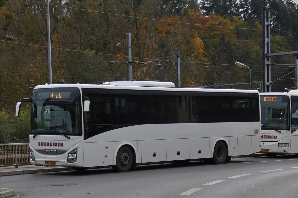 . SK 8686 Iveco Crossway von der Busfirma Schneiders, aufgenommen am Busbahnhof 1 in Ettelbrück.  28.10.2017 