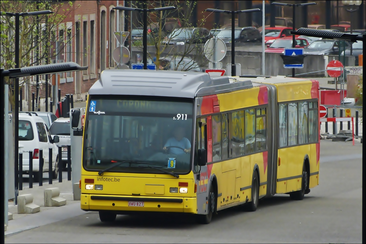 . Van Hool Gelenkbus des TEC aufgenommen am Bahnhof in Lttich am 04.04.2014.