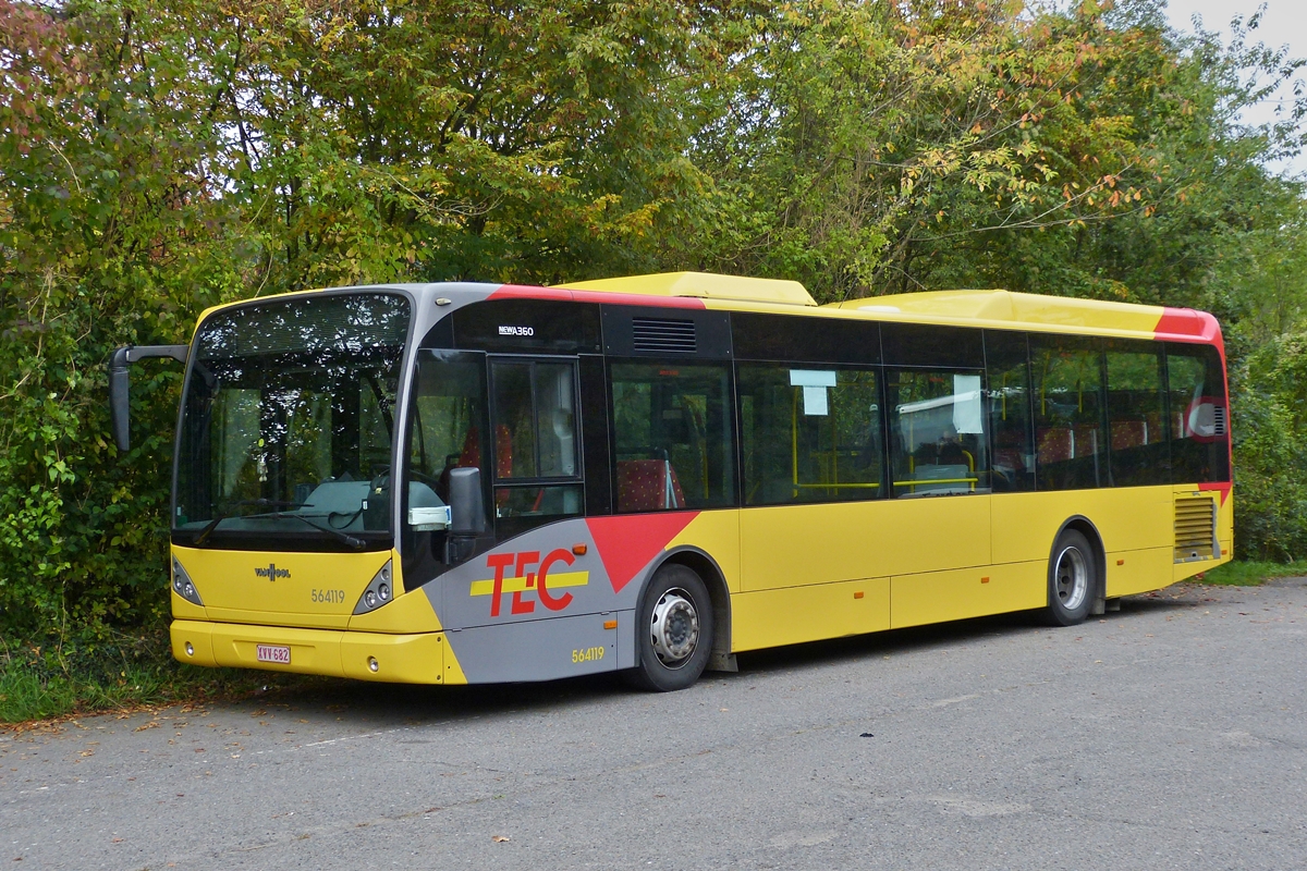 . Van Hool NewA 360, wartet auf einem Parkplatz auf seinen nächsten Einsatz. Aufnahmeort ein Rastplatz an der Strecke von Ciney nach Philippeville.  27.09.2014