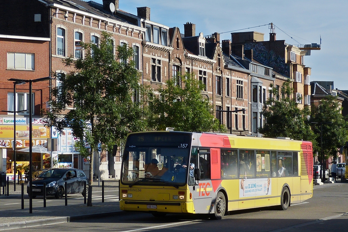 . VanHool Stadtbus vom TEC, erreicht am 18.10.2014 den ZOB am Bahnhof in Liege Guillemines.