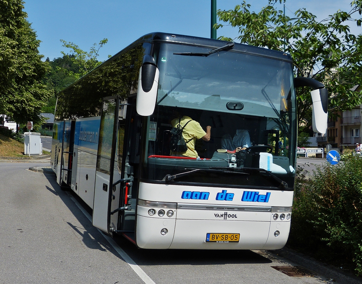 . VanHool T 917 Acron, wartet am 7.7.2015 in Clervaux auf seine Fahrgäste um zu einem Ausflug zu starten.