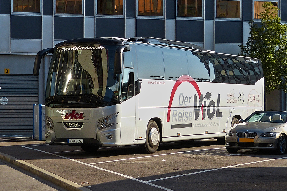 . VDL Futura von Der Reise Viol wartet auf einem Parkplatz auf seine Reisegruppe.  Luxemburg den 30.08.2015.