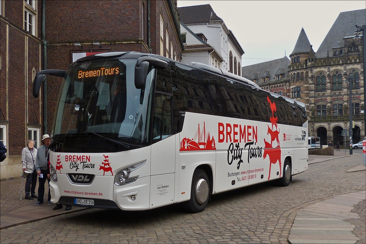 . VDL Futura steht in Bremen bereit um mit den Mitfahrern eine  Stadtrundfahrt zu machen.  April 2018  (Hans)