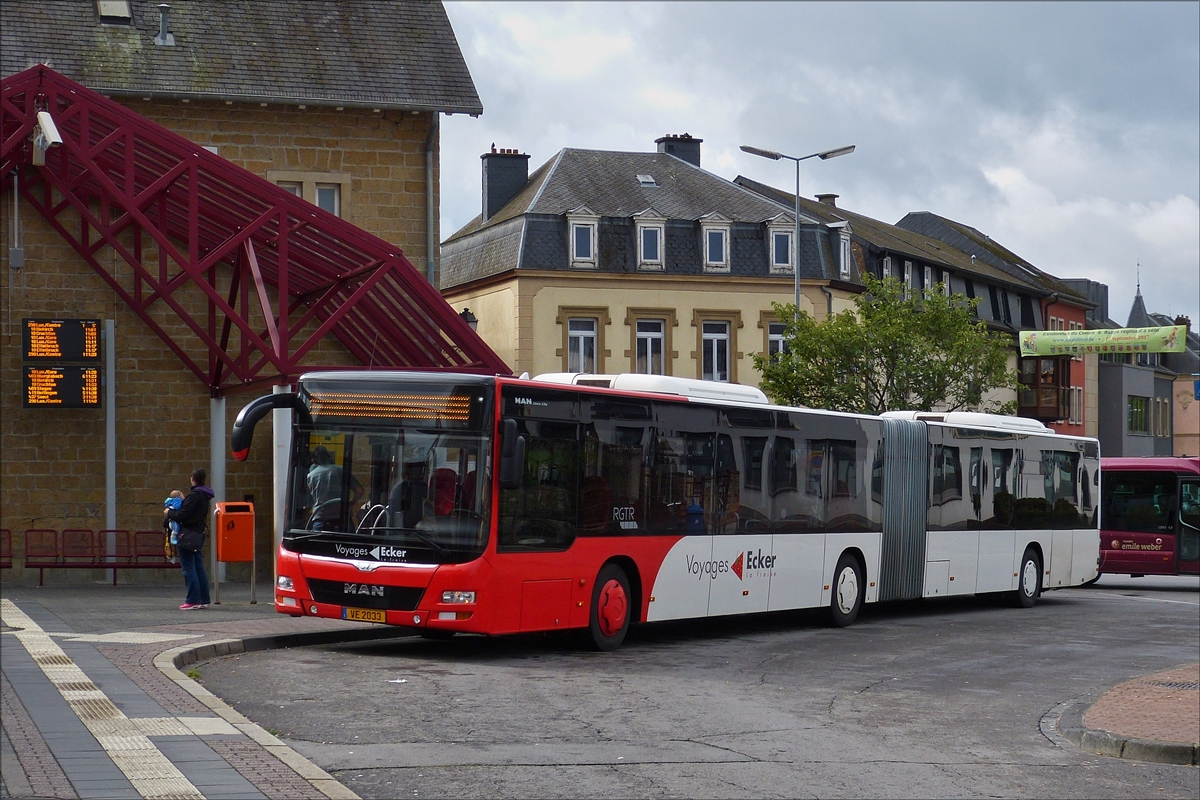 . VE 2033 MAN Lion's City von Voyages Ecker, ist soeben aus Luxemburg kommend am Bahnhof in Mersch angekommen.  14.09.2017