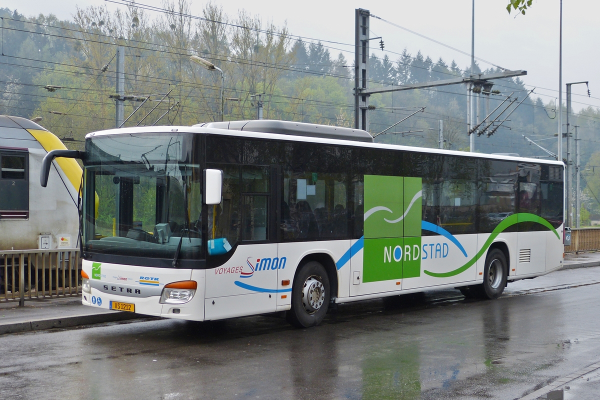 . VS 1212,  Setra S 415 NF, von Voyages Simon aus Diekirch, aufgenommen am bahnhof in Ettelbrück.  25.04.2015