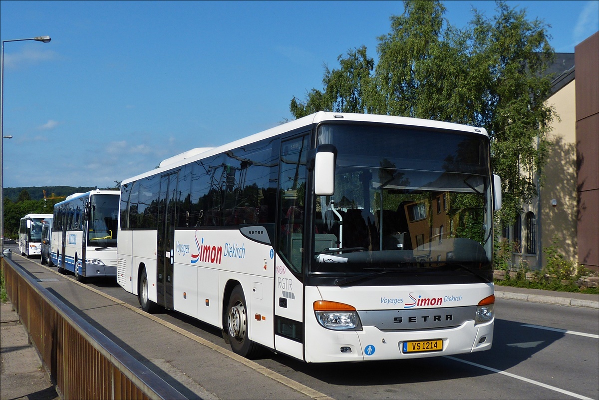 . VS 1214, Setra S 415 UL, von Voyages Simon, steht am Bahnof in Ettelbrück.  22.07.2017 