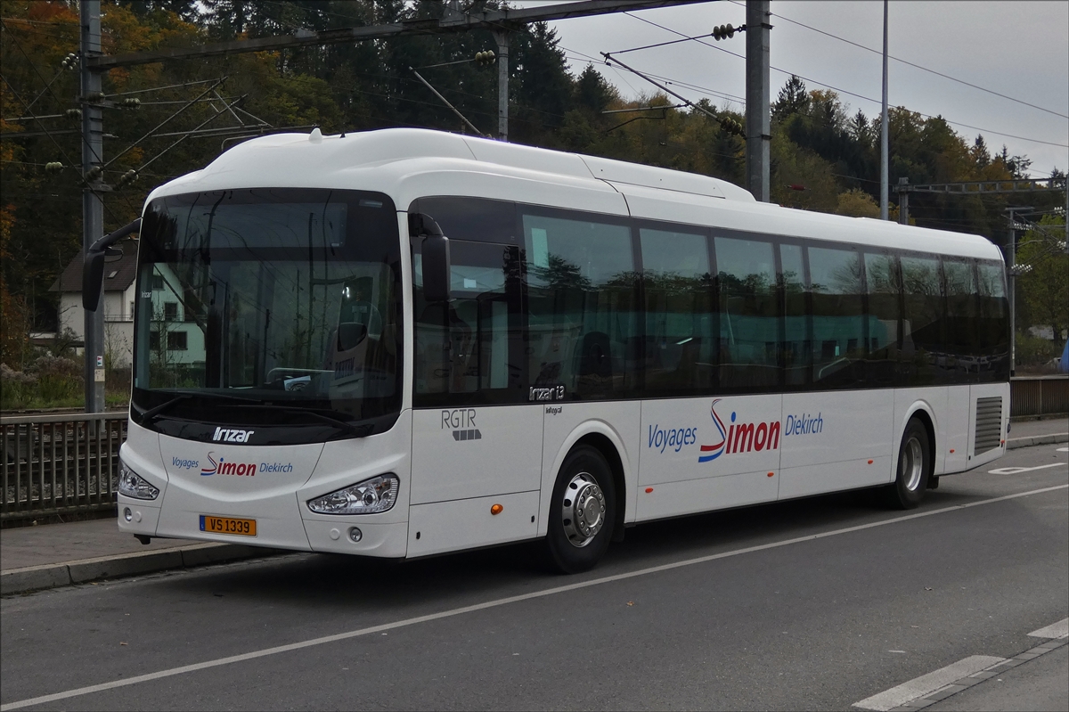 . VS 1339, Irizar i3, von Voyages Simon, steht am 28.10.2017 am Bahnhof in Ettelbrück.