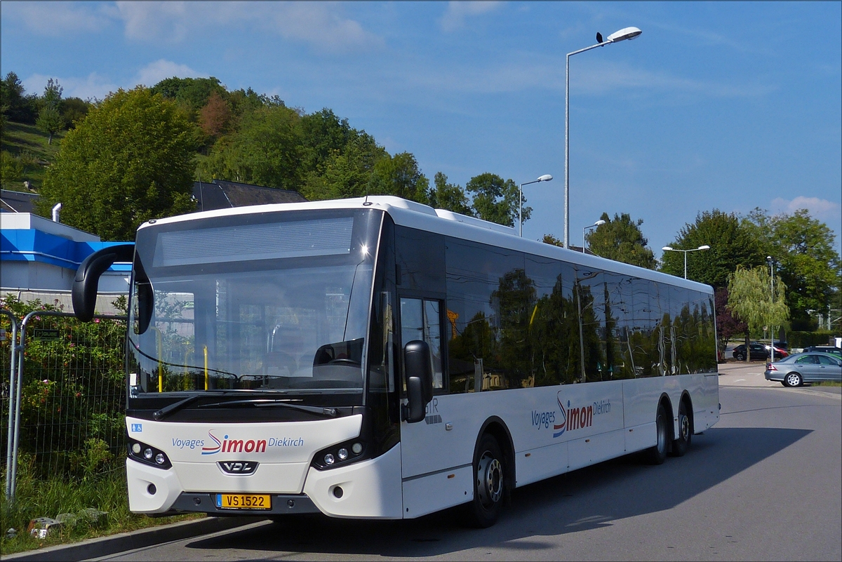 . VS 1522 VDL Citea von Voyages Simon steht vor dem Busbahnhof in Ettelbrück.  28.08.2017