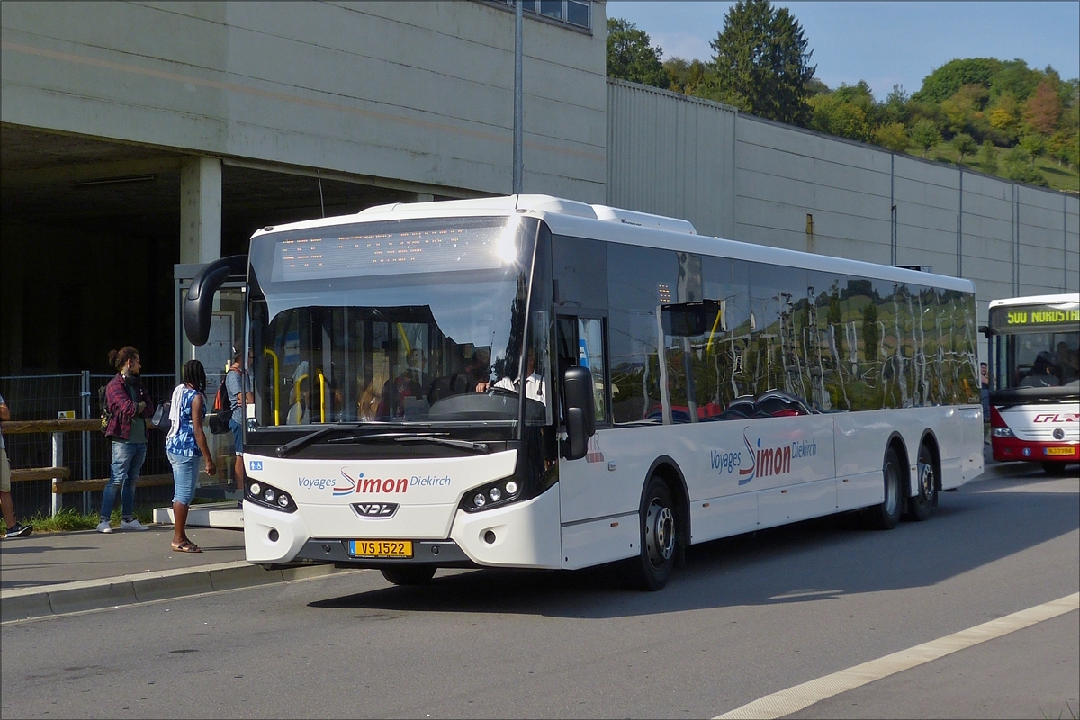 . VS 1522, VDL Citea von Voyages Simon, verlässt soeben seine Haltestelle am Busbahnhof 2 als SEV zwischen Ettelbrück und Luxemburg direkt mit zwischenhalt in Mersch.  Ettelbrück  28.08.2017