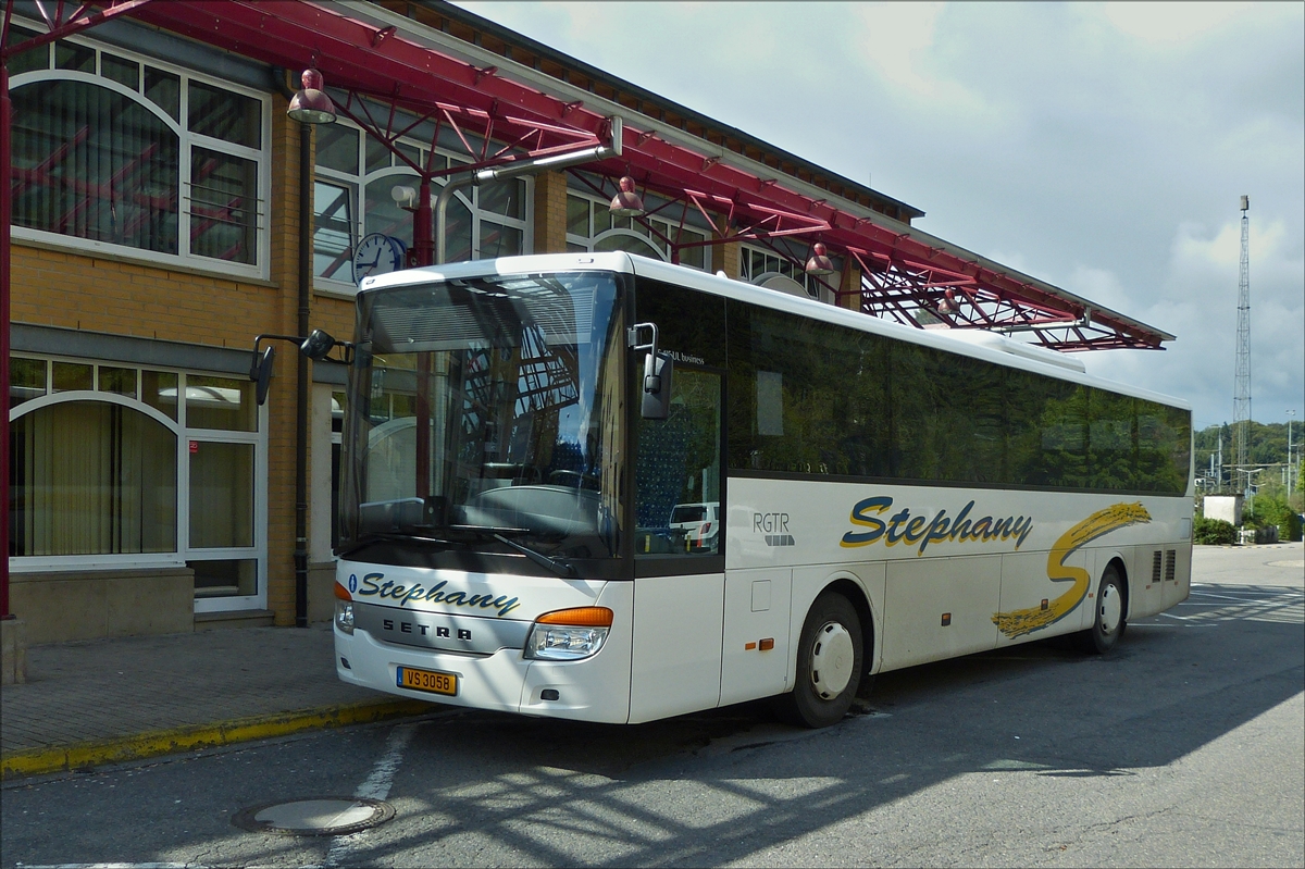 . VS 3058, Setra S 415 UL business von Autocars Stepahny wartet am Bahnhof von Troisvierges auf seine Passagiere.  17.09.2017