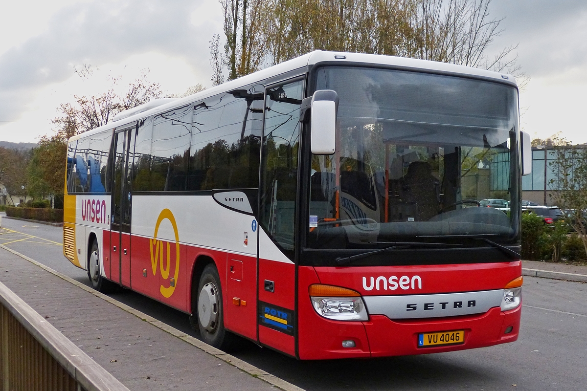 . VU 4046, Setra S 415 UL des Busunternehmens Unsen hat am Bahnhof von Ettelbrck eine kleine Pause eingelegt.  05.11.2014