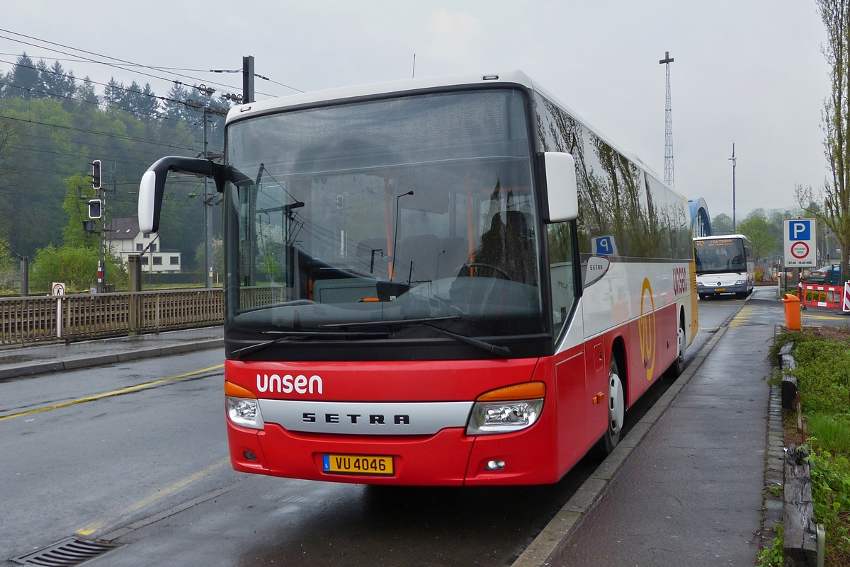 . VU 4046, Setra S 415 UL, von Voyages Unsen aufgenommen am Bahnhof in Ettelbrück.  25.04.2015