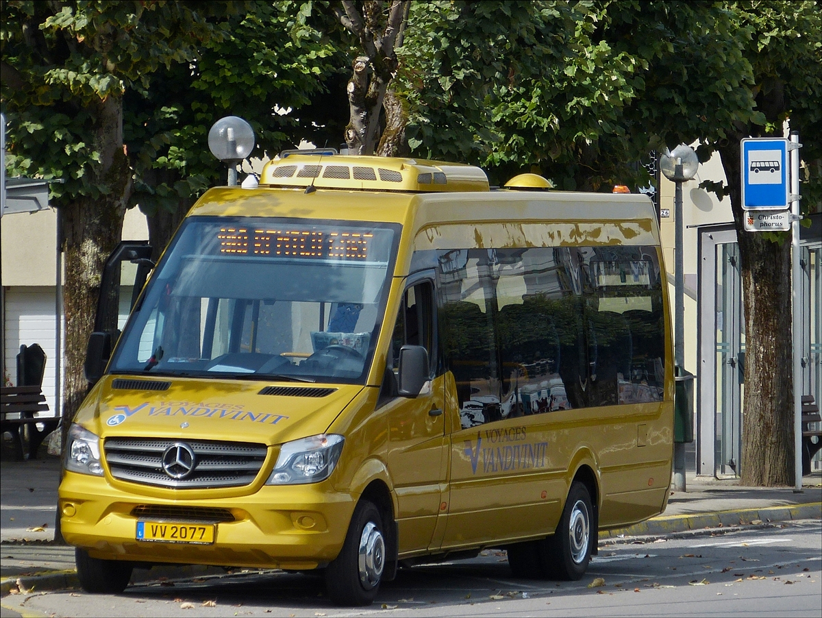. VV 2077,  Kleinbuss Mercedes Benz Sprinter von Voyages Vandivinit, an einer Bushaltestelle in Mondorf.  30.08.2014