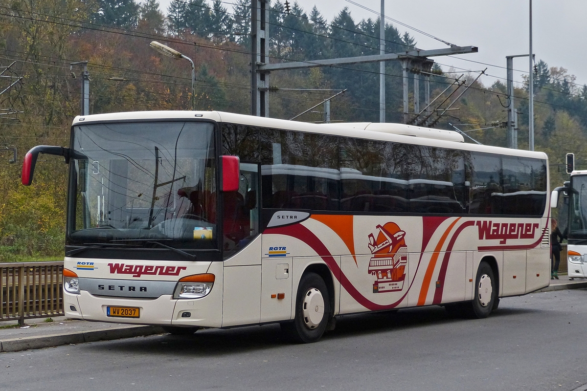 . WV 2037, Setra S 415 UL des Unternehmes Wagener, gesehen am Bahnhof in Ettelbrück am 06.11.2014.