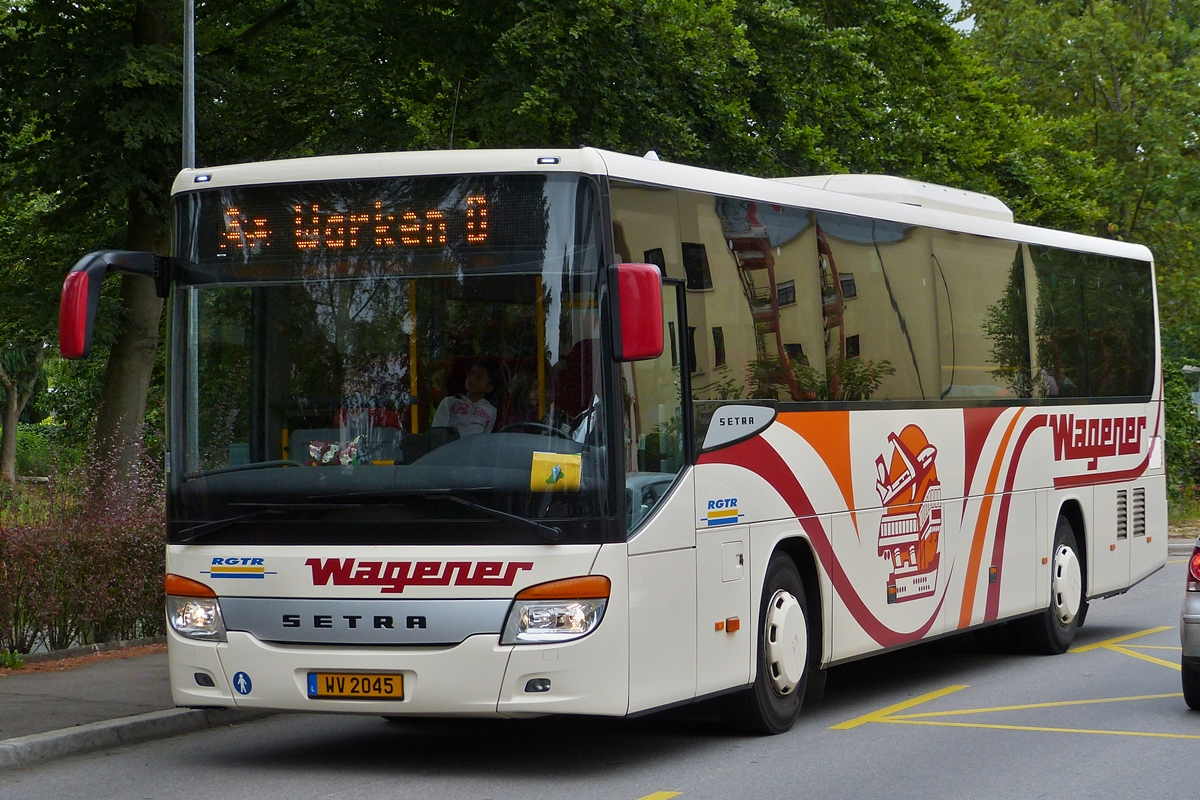 . WV 2045, Setra S 415 UL, von Voyages Wagener, gesehen am 13.07.2015 in den Straen von Ettelbrck.
