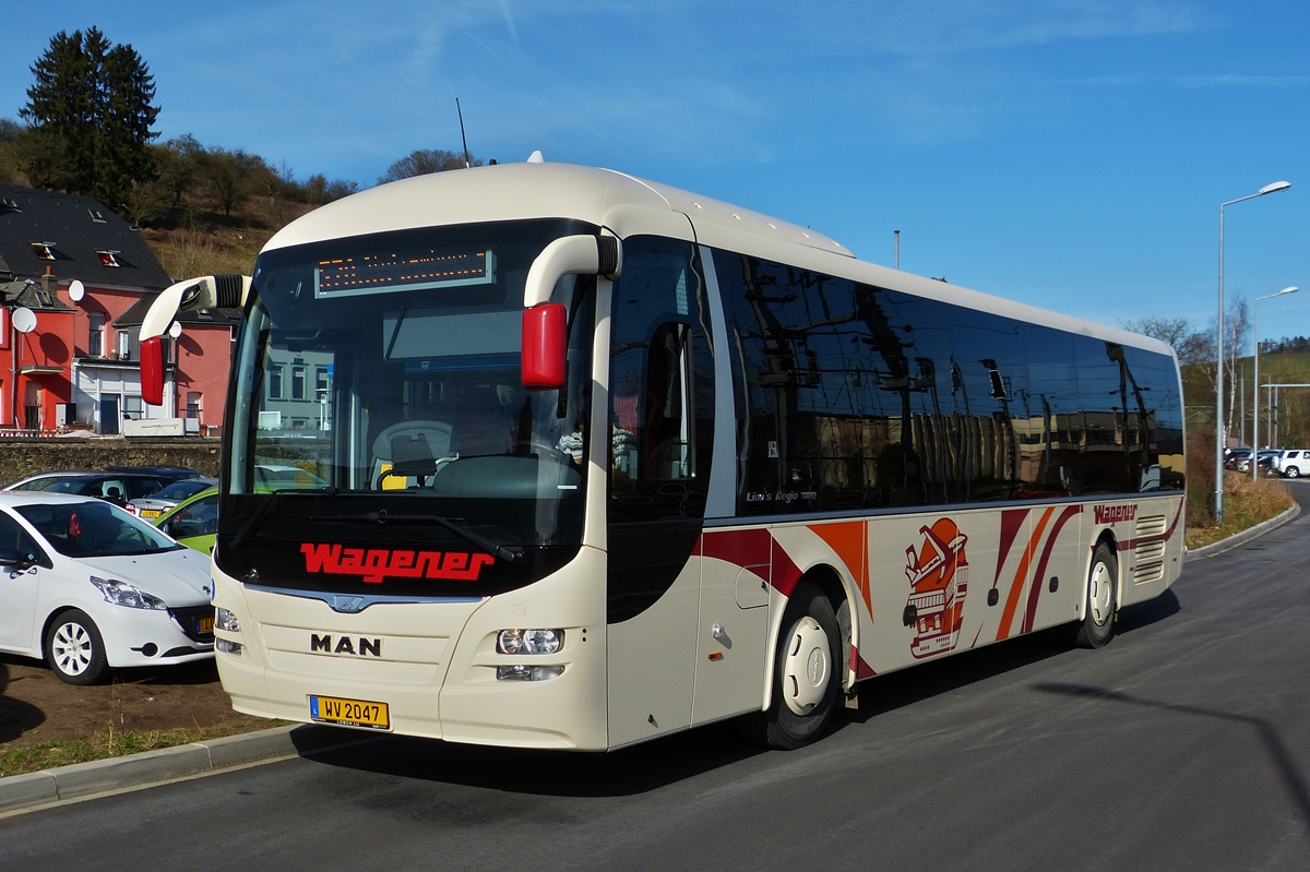 . WV 2047, MAN Lion's Regio Euro 6, von Voyages Wagener, gesehen in Ettelbrck am 11.03.2015. 