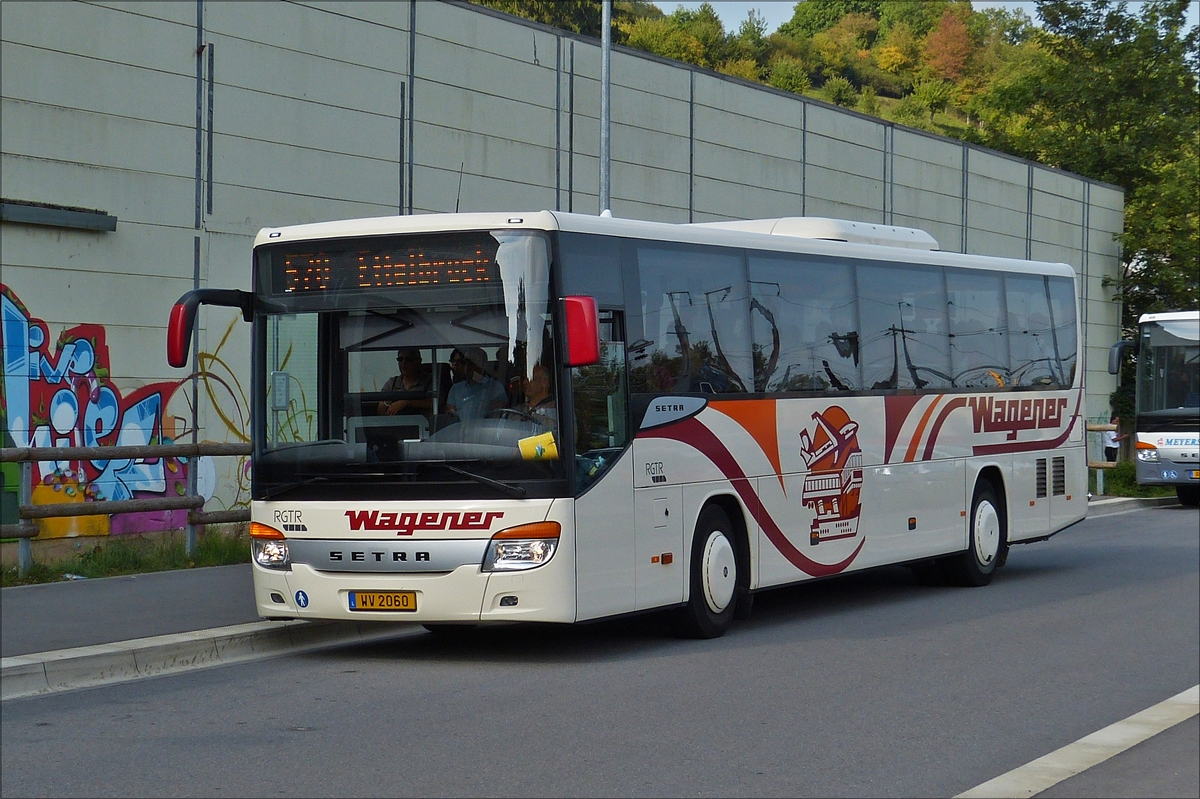 . WV 2060 Setra S 415 UL von Voyages Wagener erreicht am 28.08.2017 den Busbahnhof von Ettelbrck.