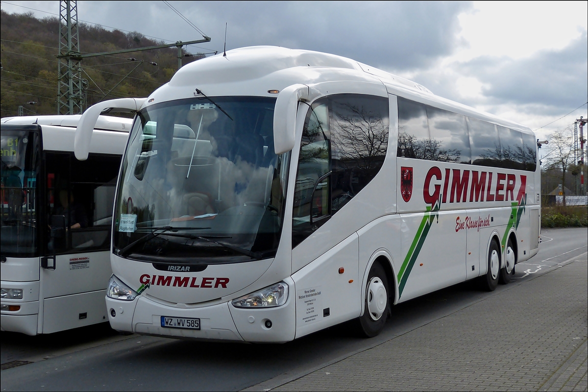 . (WZ WV 585) Scania IRIZAR wartet am 23.03.2014 in Dillenburg auf seine Fahrgste.