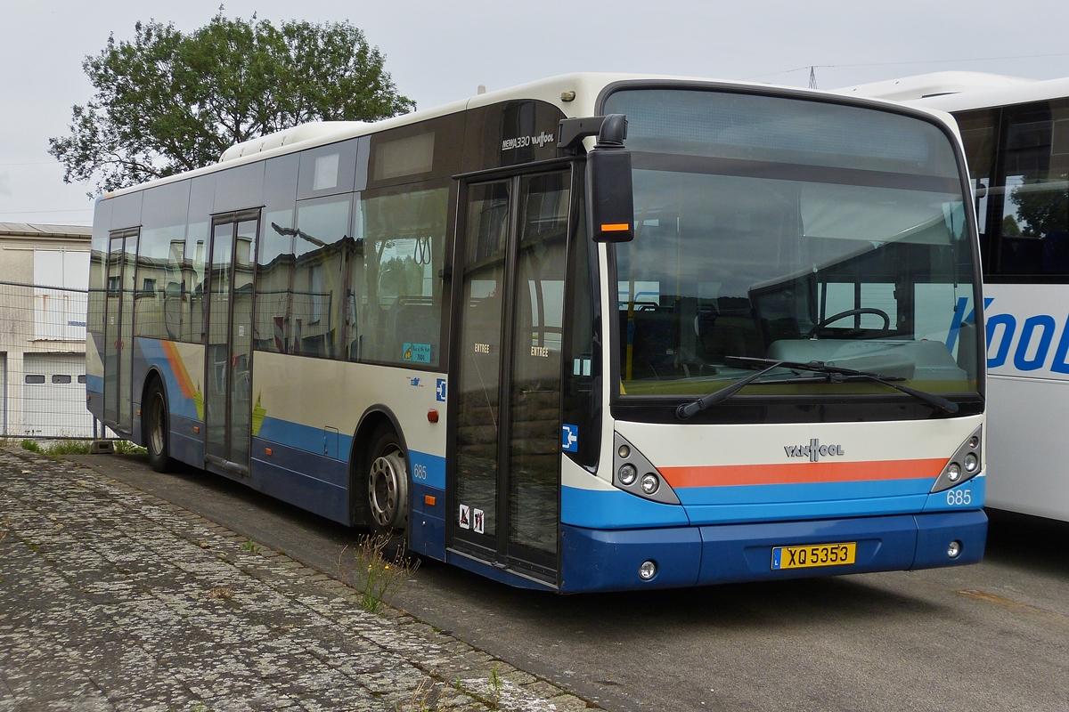 . XQ 5353 VanHool New A 300 wartet nahe Diekirch auf seinen nchsten Einsatz.  16.08.2015