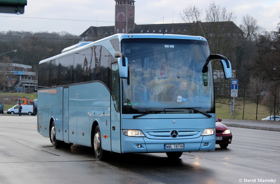 05.02.2015 ein Mercedes Tourismo mit polnischer Zulassung am Potsdamer HBF.