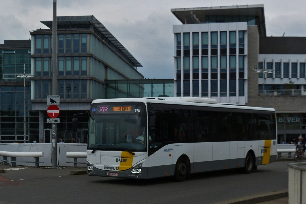 1-HCJ-331 IVECO Crossway von de Lijn ist in Maastricht in Richtung Bahnhof unterwegs. 17.07.2020 