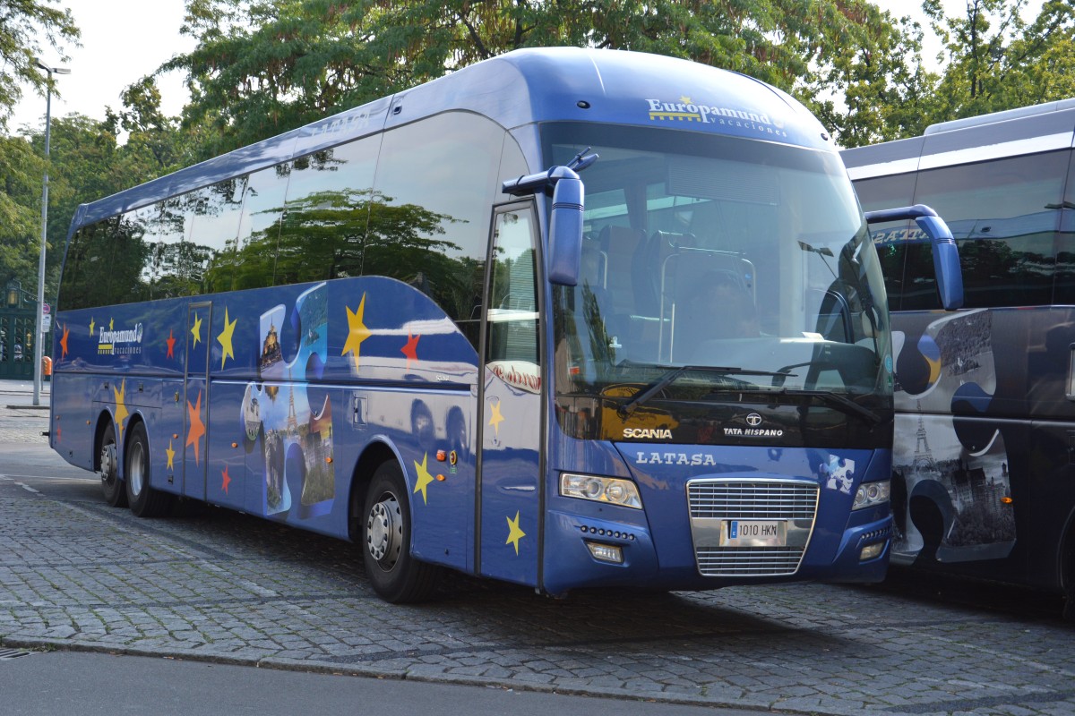 1010-HKN (Tata Hispano Scania) steht am 04.09.2015 auf dem Parkplatz am Zoologischer Garten in Berlin.
