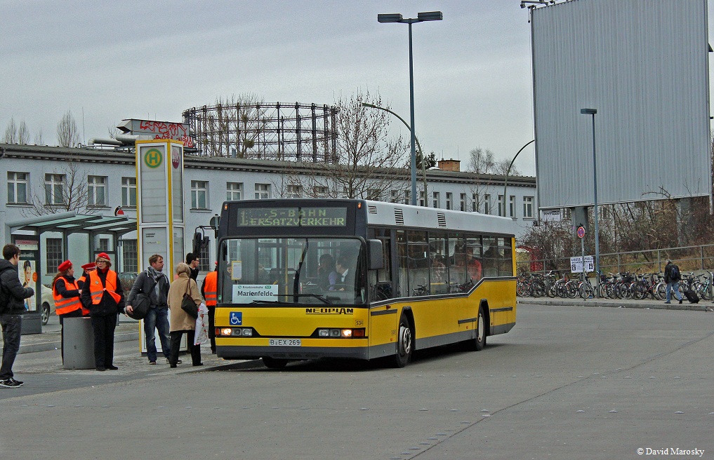 11.03.2014 einer der 2 verbliebenen Neoplan der N40er Serie am Südkreuz.