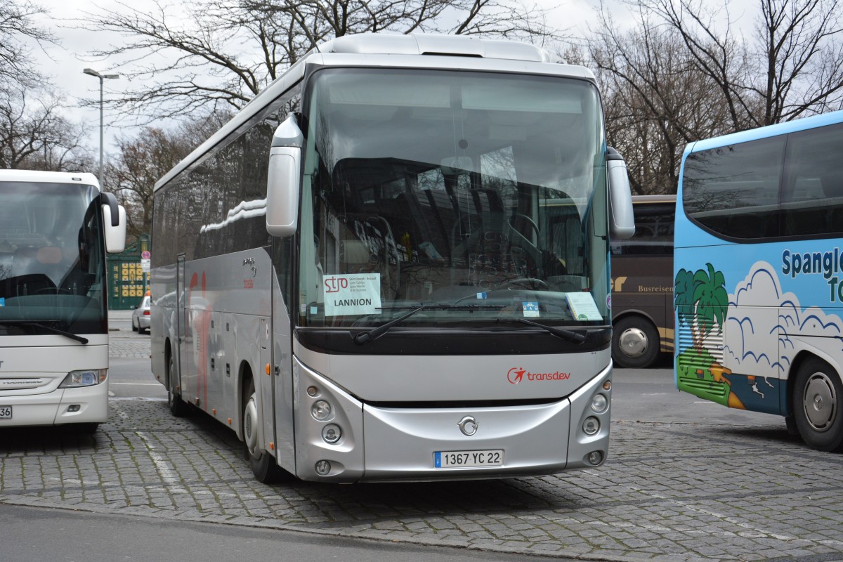 1367 YC 22 steht am 01.04.2015 auf dem Hardenbergplatz in Berlin. Aufgenommen wurde ein Irisbus Evadys HD.
