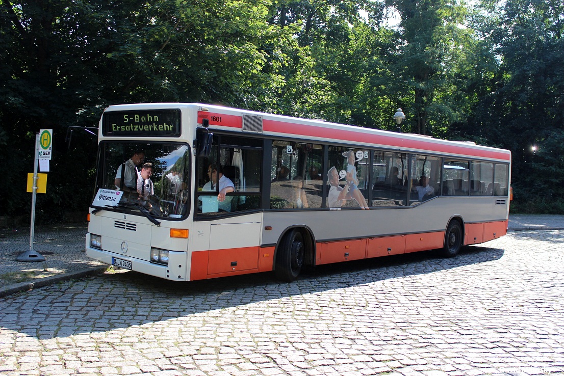 14. Juli 2014 ein ehemaliger Bus der Hamburger Hochbahn (Schnellbus) am Bahnhof Hermsdorf. Das Fahrzeug ist für die Firma G.L.O. Bus Jörg Schirrmeister & Aleksander Myslowitch G.D.R. unterwegs.