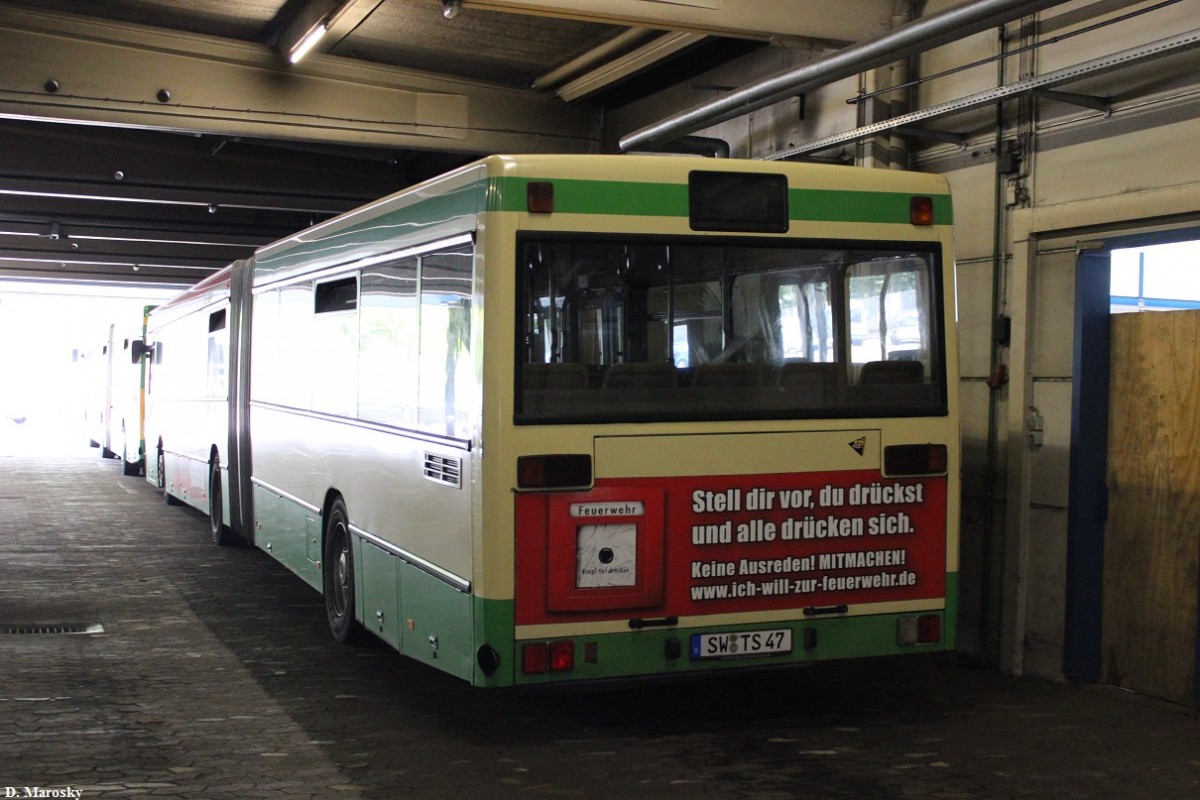 14.05.2014 im Stadtwerke Schweinfurt SW-Verkehr Depot, steht Wagen 47. Der Mercedes-Benz O405GN war von 1994 bis 2006 bei den VBBr (Brandenburg) im Einsatz und fuhr von 2007 bis 2014 bei den Stadtwerken SW. Ende 2014 wurde auch er durch einen Citaro C2G ersetzt. Der Bus ging erstaunlicherweise nicht an einen Spargelbauern oder direkt auf den Schrott. Er ist nun bei Busbetrieb Federlein untergekommen. Was mit dem Fahrzeug dort passiert ist jedoch noch nicht bekannt.
Im übrigen trug er bis zur Ausmusterung diese, wie ich finde sehr gelungene Reklame.