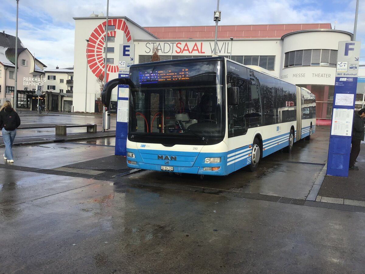 14.12.2022 kurz vor 12 Uhr: Fahrzeug 293 der Wilmobil, ein Gelenkbus der Marke MAN (Lion's City 3. Generation), verkehrt ab Bahnhof Wil SG als Linie 732 nach Gähwil, welches kurz vor der Hulftegg liegt.