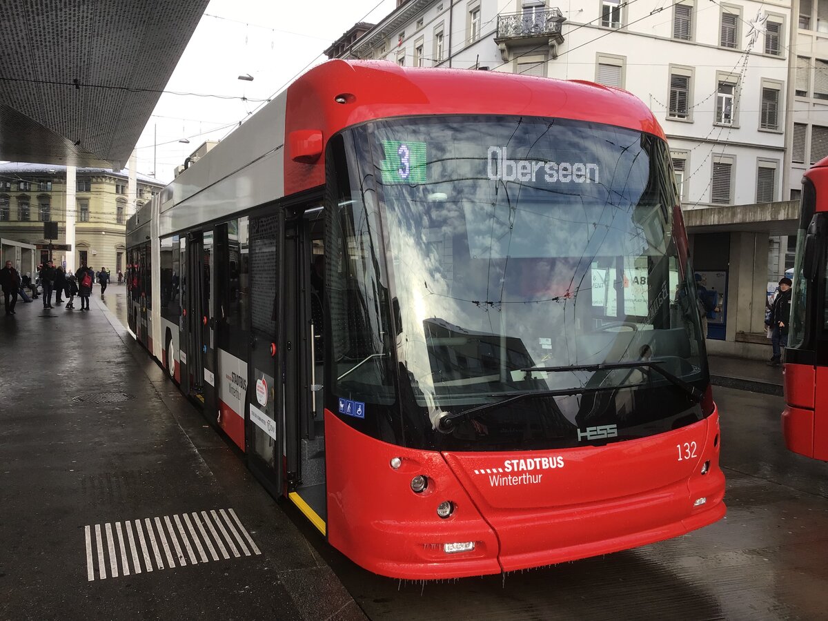14.12.2022 um 12:30 Uhr - Gelenktrolleybus Nr. 132 von Stadtbus Winterthur, ein Hess-Lightram der neuesten Generation, wartet am Winterthurer Hauptbahnhof als Linie 3 nach Oberseen. 