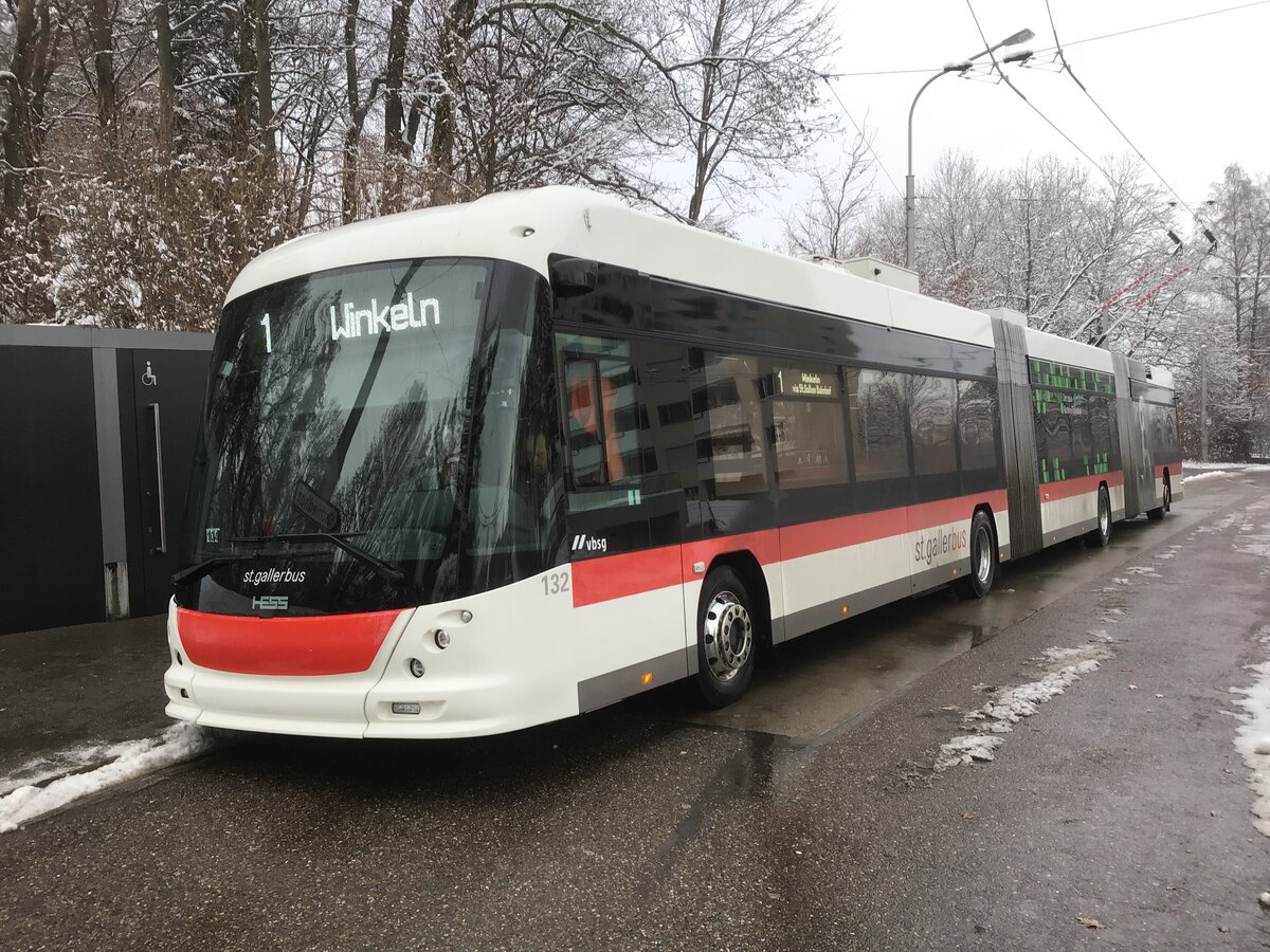 14.12.2022 zwischen 10 und 11 Uhr: Ein Hess-Doppelgelenktrolleybus der neuesten Generation (BGGT-22D DC  Lightram  5) steht an der Endhaltestelle  Stefanshorn  und fährt als Linie 1 via St. Gallen HB zur anderen Endhaltestelle  Winkeln .