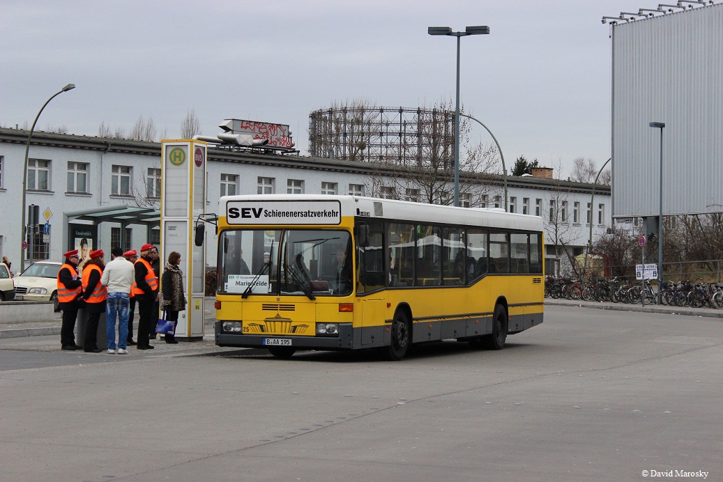 15.02.2014 Berlin, Bahnhof Südkreuz - ein Mercedes-benz O405N2 mit 3 Türen auf dem Stadtbahn SEV. (ex BVG wie man unschwer erkennt)