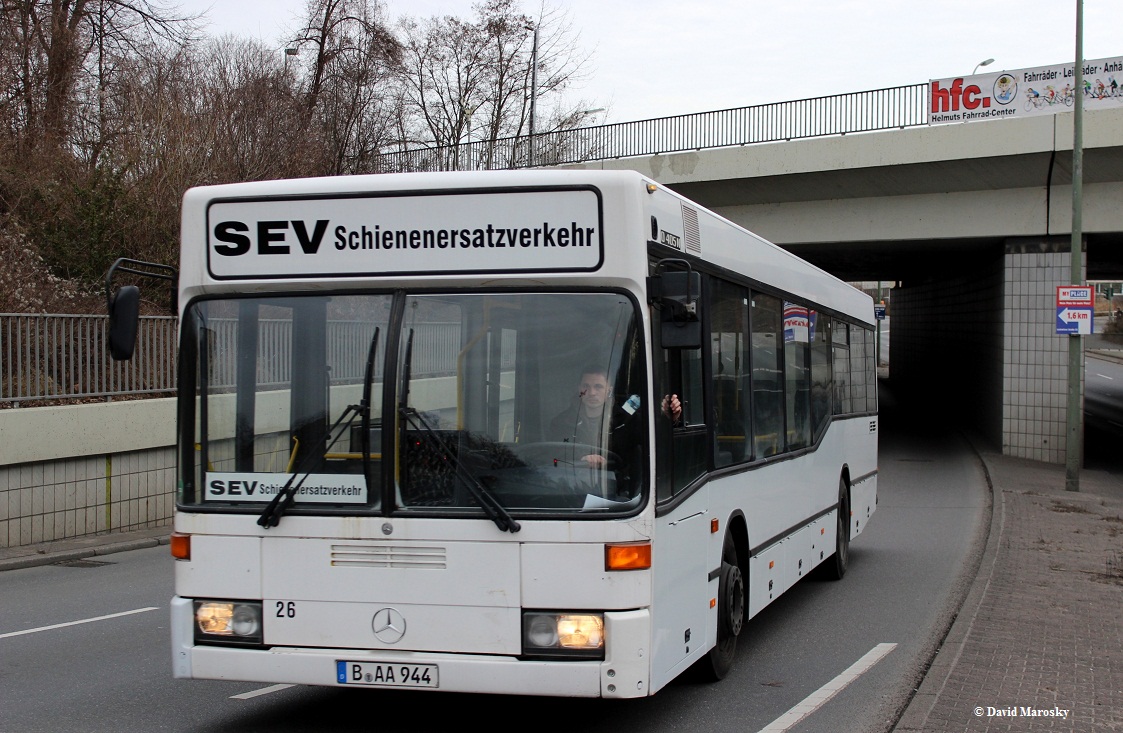 15.02.2014 ein ehemaliger BVGer dreitüriger O405N2 welcher nun beim Tempelhofer fährt auf dem Stadtbahn SEV. Kurz vor dem S Marienfelde.
