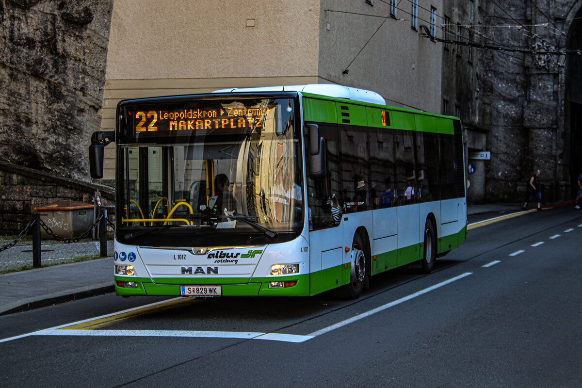 15.8.2023: Albus Wagen 1012 auf der Linie 22 verlässt den Tunnel unter dem Mönchsberg durch das Sigmundstor