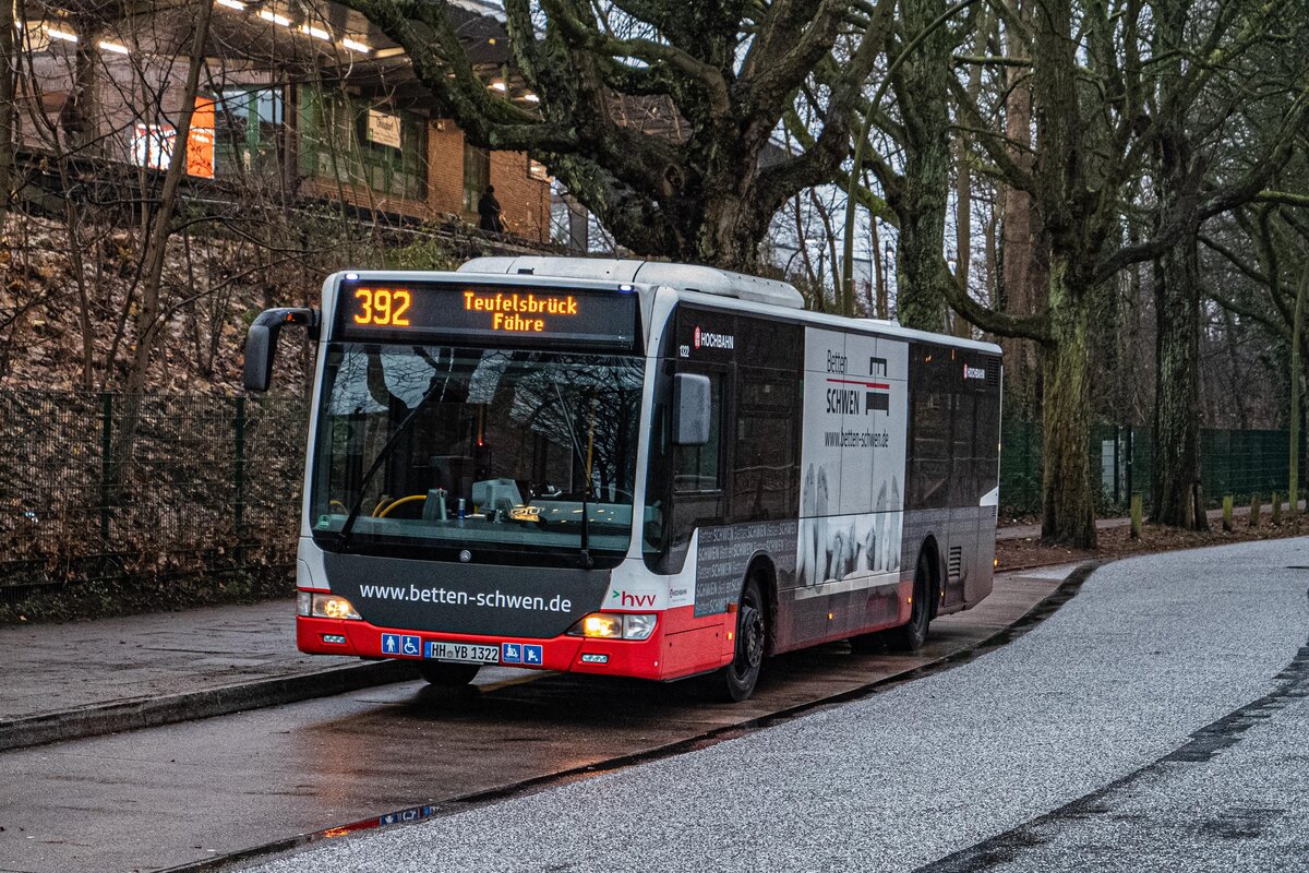 16.12.2023: Hochbahn Wagen 1322 wartet am U-Bahnhof Ohlsdorf auf Abfahrt als Linie 392 nach Teufelsbrück