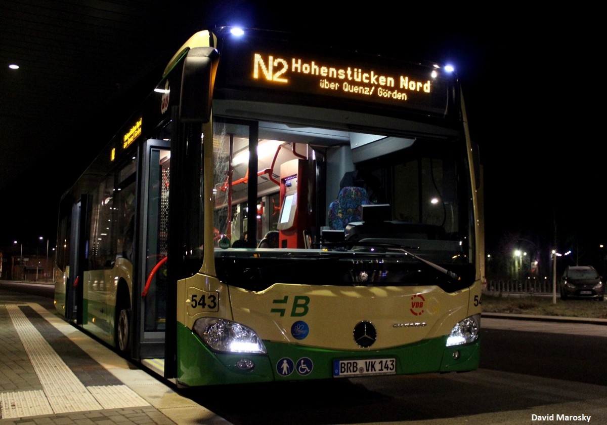 17. Januar 2014 - Beim Brandenburger Stadtverkehr welchen die VBBr betreibt gibt es Neuigkeiten bezüglich des Fuhrparks. Als erstes Modell seiner Art bei der VBBr wurde Ende 2014 ein Mercedes-Benz Citaro C2 beschafft. Die VBBr haben den frisch eingereihten 543 mit Überlandbestuhlung und 100er Zulassung ausstatten lassen. Neu ist der Citaro C2 in Brandenburg allerdings nicht. Die VGBelzig setzt schon seit 2013 Busse des Typs Citaro C2Ü ein. Wagen 543 sollte eigentlich einen Citaro I, Wagen 527 ersetzen. Ob 527 noch für die BuGa 2015 beibehalten wird steht noch offen. Zumindest ist er auf dem VBBr-Betriebshof auf der Abstellfläche aufzufinden. 