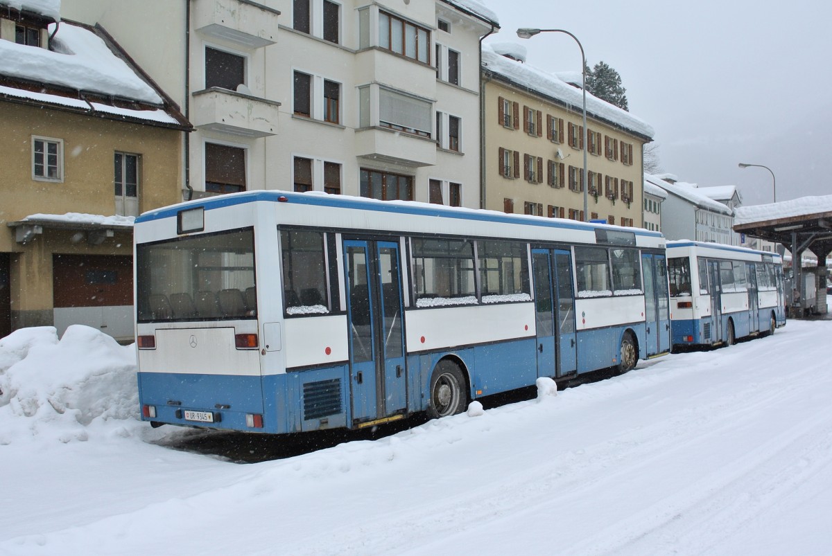 2 MB 405 (ehem. Zrich) abgestellt beim Bahnhof Airolo, 30.01.2014.