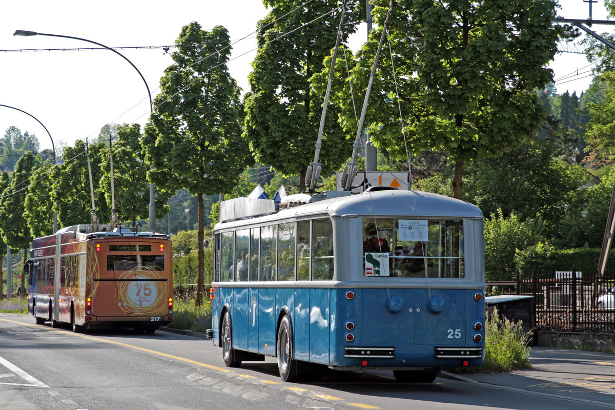 20 Mai 2016, kurz vor 18 Uhr: Noch ein letzter Nachschuss, während sich der Oldtimer-Trolleybus Nr. 25 von vbl-historic (FBW/FFA/MFO, 1949) und der Jubiläumsbus Nr. 217 der vbl (Hess/Vossloh-Kiepe, 2009) von den Trolleybus-Days im Verkehrshaus auf den Weg ins Depot Weinbergli machen.