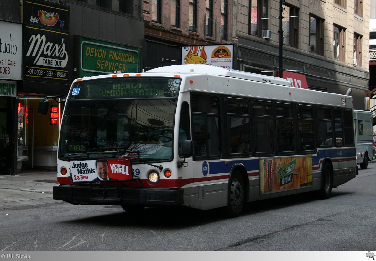 2000 Nova Bus LFS 40102  Chicago Transit Authority| CTA Buses and Trains # 6489  aufgenommen am 26. August 2013 in Chicago, Illinois / USA.